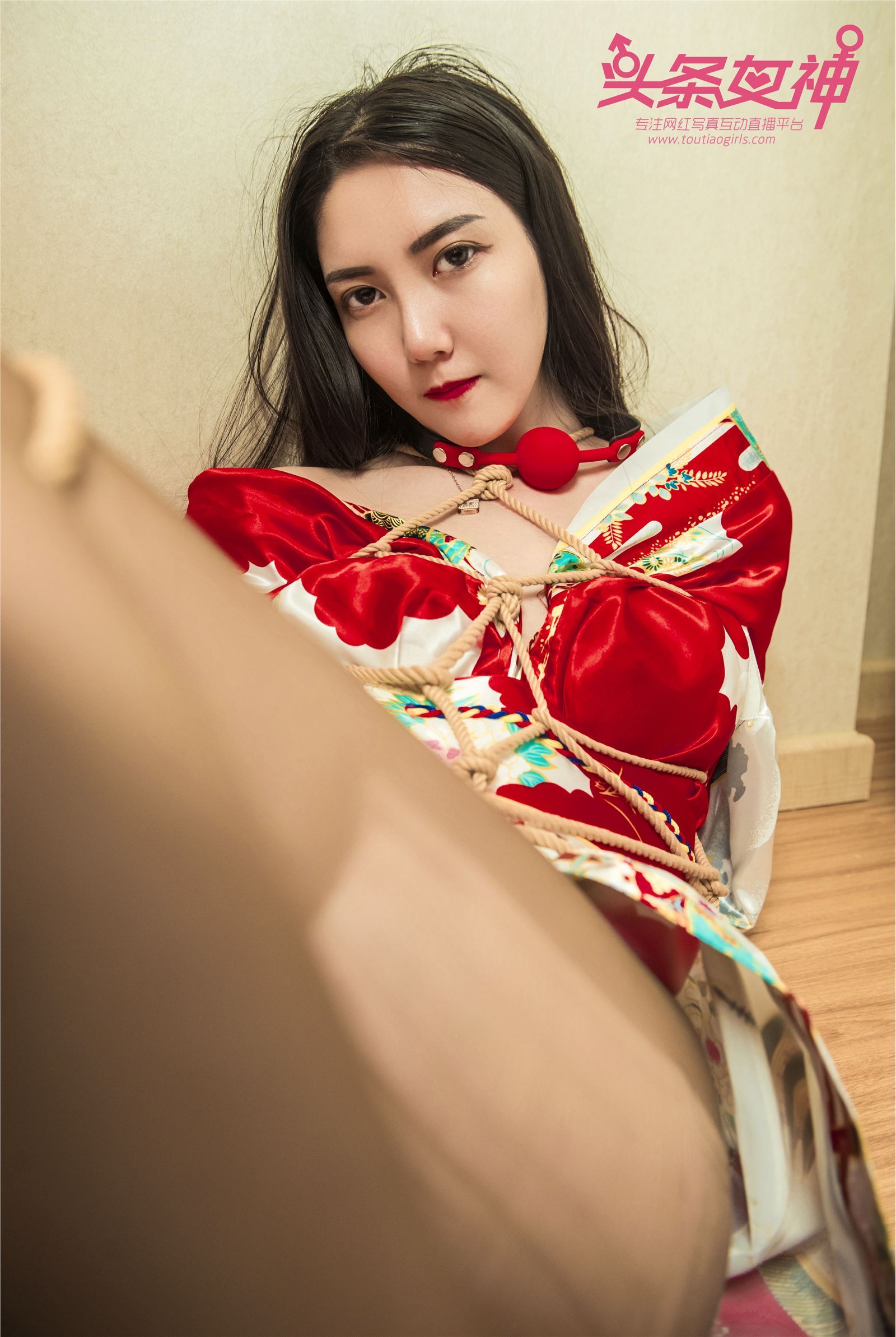 [TouTiao头条女神] 2018.04.08 冯雪娇2M白沙发